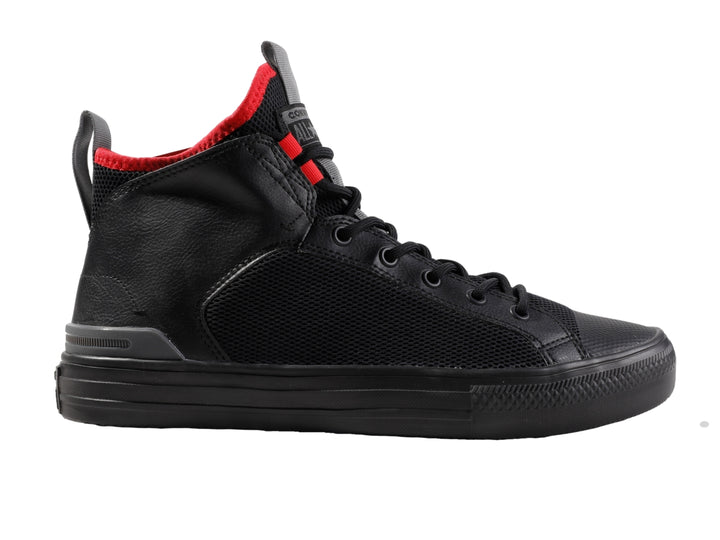 Tenis Converse Chuck Taylor All Star Ultra Mid color negro con detalles rojos en el cuello y textura de malla.