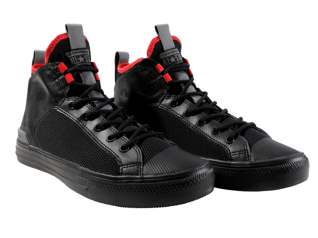 Tenis Converse Chuck Taylor All Star Ultra Mid color negro con detalles rojos en el cuello y textura de malla.