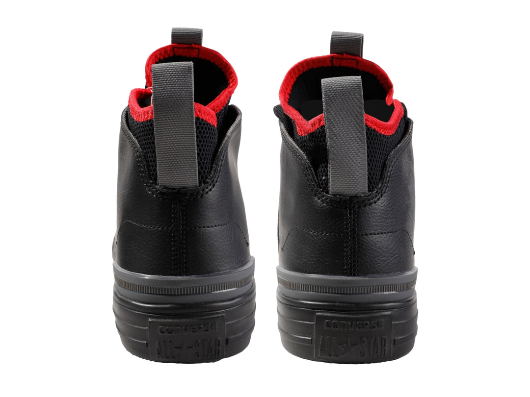 Tenis Converse Chuck Taylor All Star Ultra Mid color negro con detalles rojos en el cuello y textura de malla.