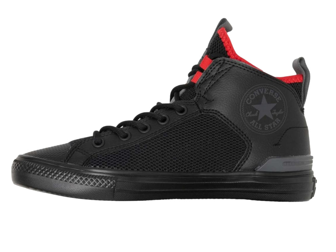 Tenis Converse Chuck Taylor All Star Ultra Mid color negro con detalles rojos en el cuello y textura de malla.