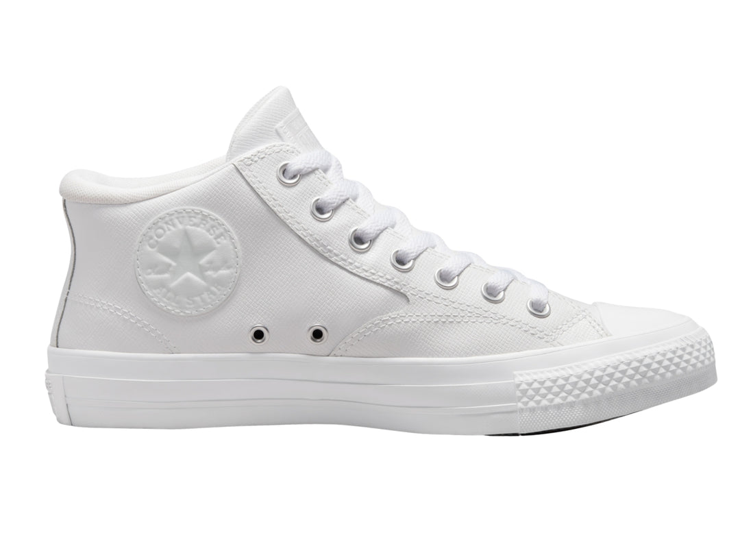 Tenis Converse Chuck Taylor All Star Malden Street Mid en color blanco total, vista lateral.