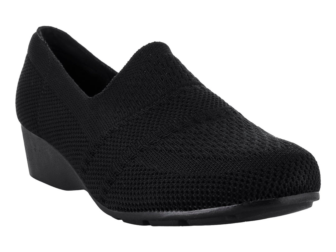 Zapato confort Modare color negro, estilo slip-on con tejido texturizado y suela plana.