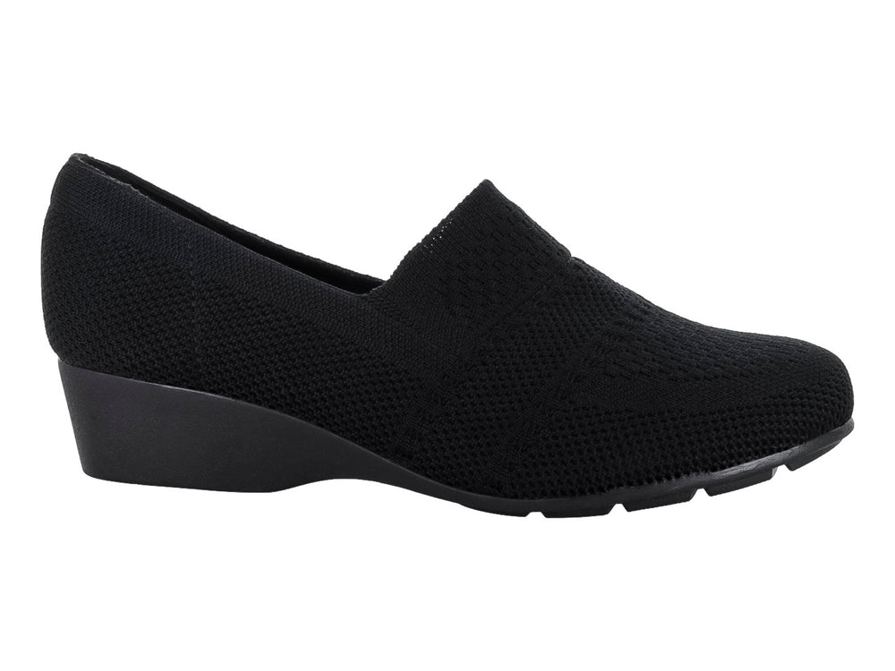 Zapato confort Modare color negro, estilo slip-on con tejido texturizado y suela plana.