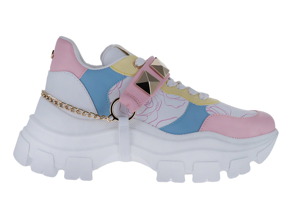 Tenis plataforma multicolor con suela blanca gruesa y detalles metálicos dorados.