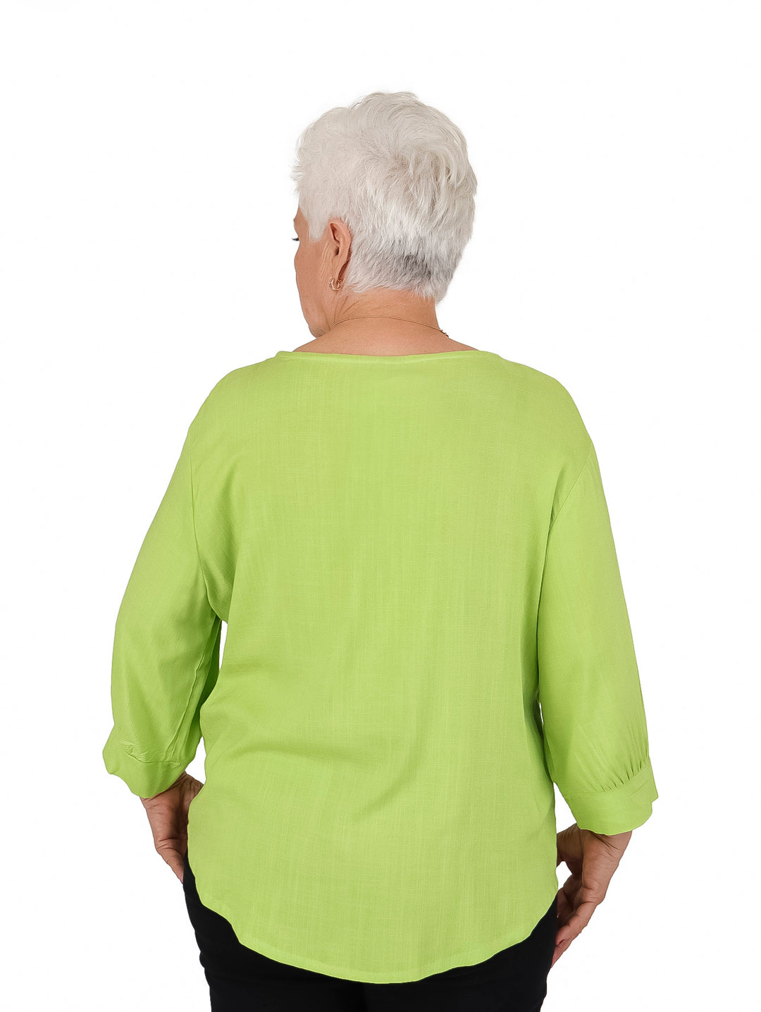 Blusa verde con bordados florales laterales y amarre en el cuello, manga 3/4.