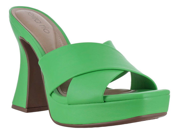 Sandalia de plataforma color verde con tacón grueso marrón y tiras cruzadas en la parte superior.