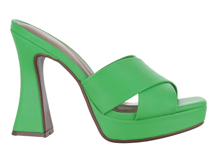 Sandalia de plataforma color verde con tacón grueso marrón y tiras cruzadas en la parte superior.