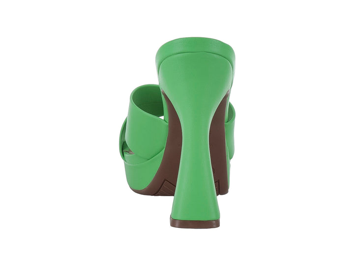 Sandalia de plataforma color verde con tacón grueso marrón y tiras cruzadas en la parte superior.