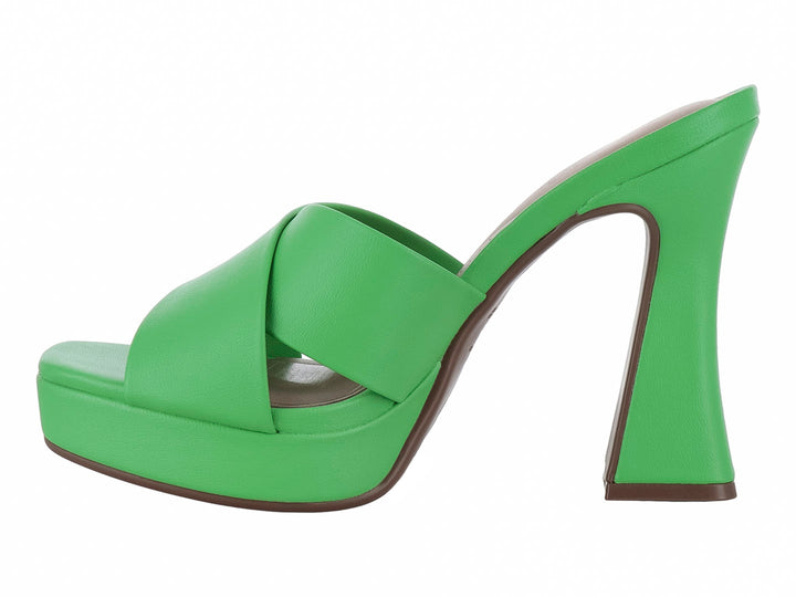 Sandalia de plataforma color verde con tacón grueso marrón y tiras cruzadas en la parte superior.