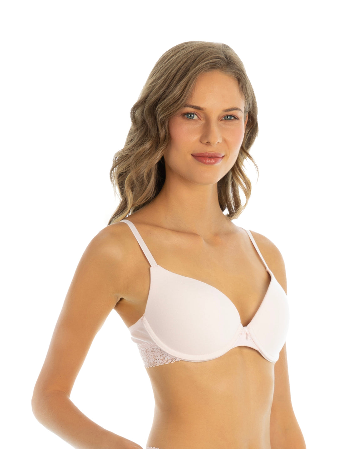 Mujer modelando un brasier push-up de color rosa claro con detalles de encaje en la base.