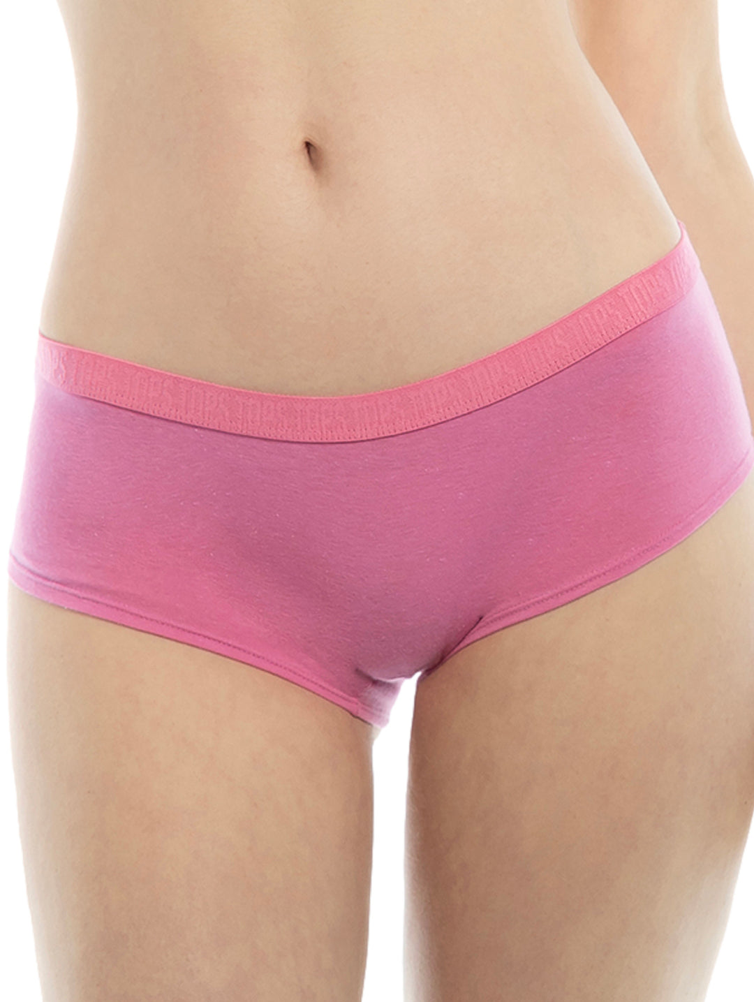 Mujer vistiendo un mini boxer de color rosa.
