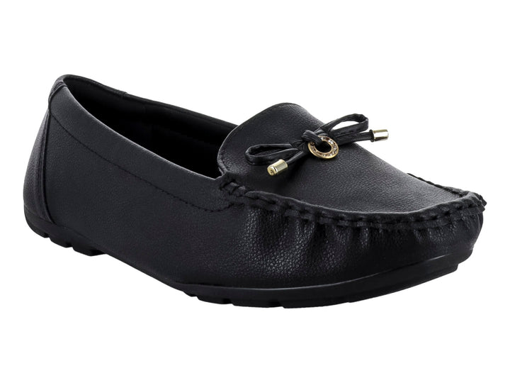 Zapato tipo mocasín color negro con textura rugosa y un lazo decorativo con detalles dorados en el empeine.