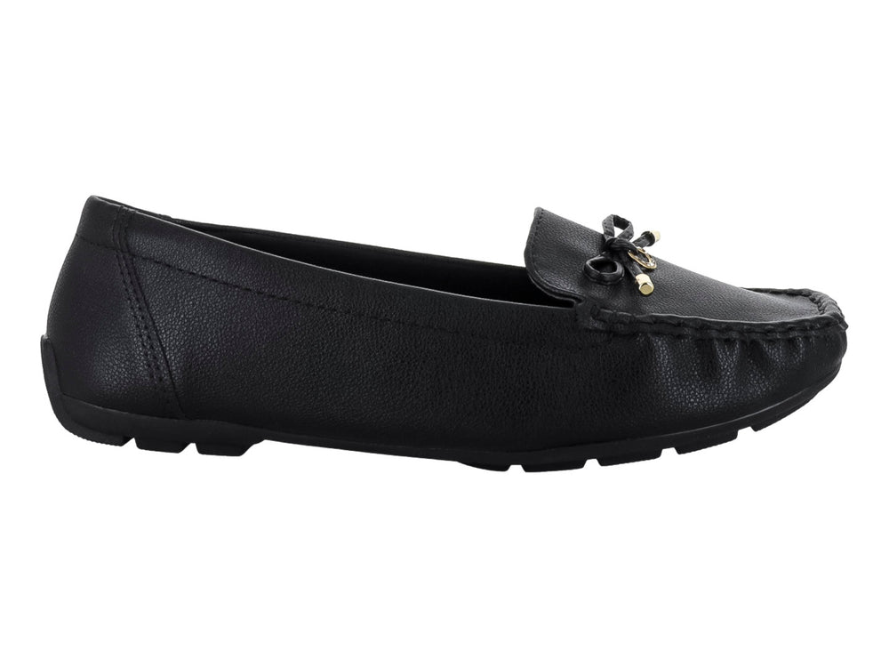 Zapato tipo mocasín color negro con textura rugosa y un lazo decorativo con detalles dorados en el empeine.