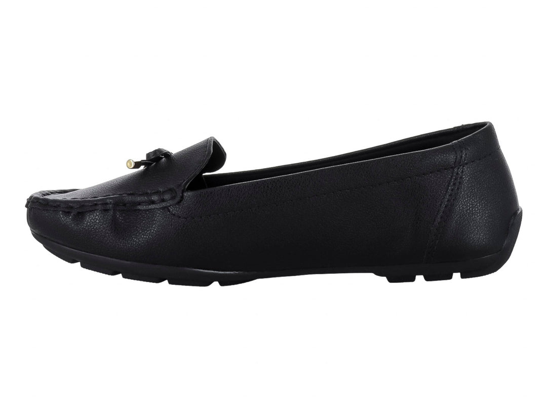 Zapato tipo mocasín color negro con textura rugosa y un lazo decorativo con detalles dorados en el empeine.