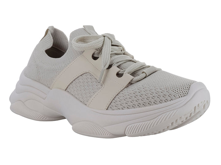 Tenis Beira Rio color blanco off con tejido transpirable y suela ancha deportiva.
