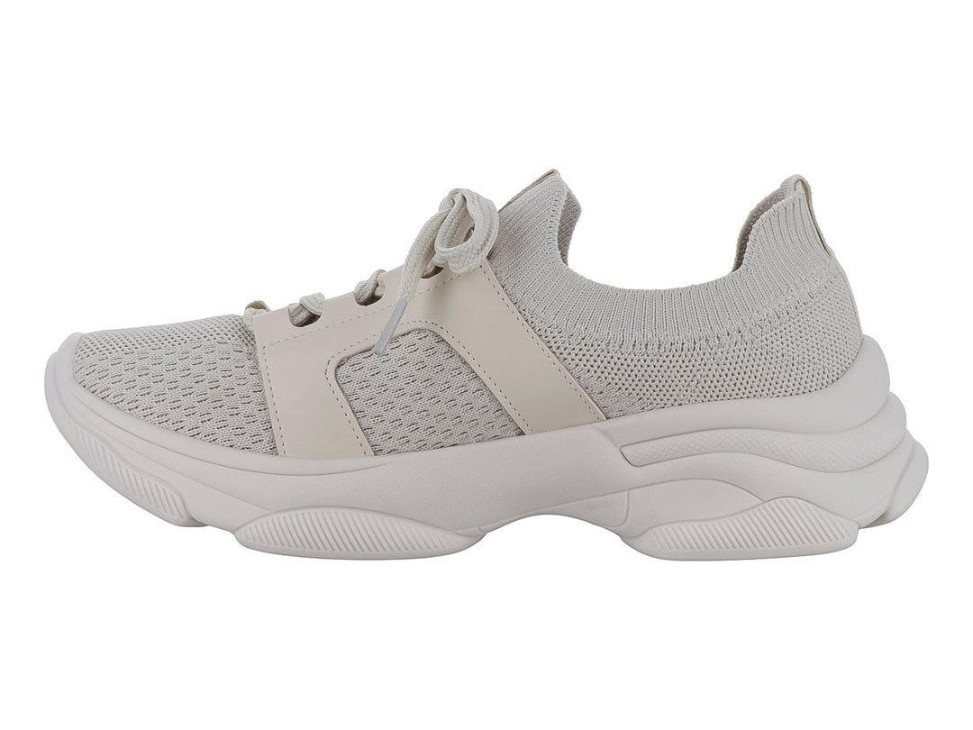 Tenis Beira Rio color blanco off con tejido transpirable y suela ancha deportiva.