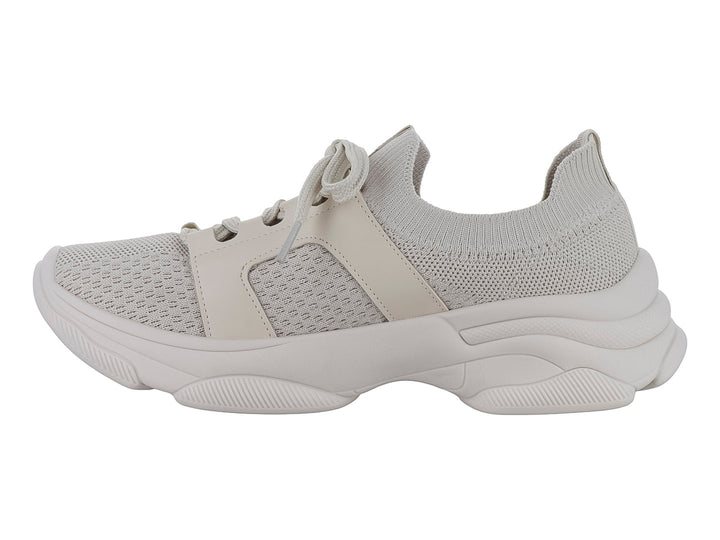 Tenis Beira Rio color blanco off con tejido transpirable y suela ancha deportiva.