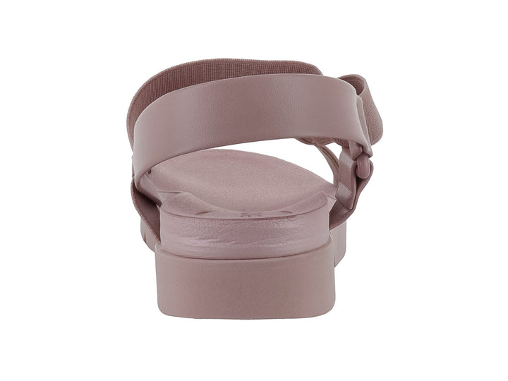 Sandalia de plataforma color rosa con correas elásticas y sintéticas, diseño casual y cómodo.