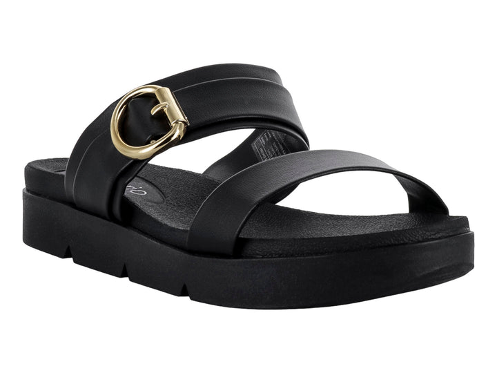 Sandalia negra de plataforma con hebilla dorada y diseño casual.
