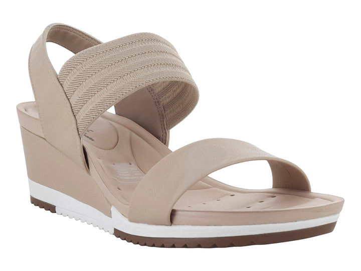 Sandalia de cuña color beige para mujer con correas anchas y suela blanca.