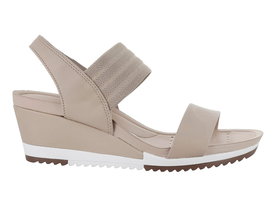 Sandalia de cuña color beige para mujer con correas anchas y suela blanca.
