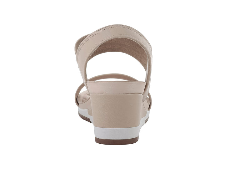 Sandalia de cuña color beige para mujer con correas anchas y suela blanca.