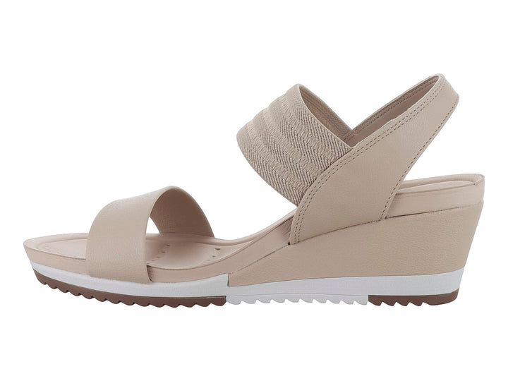 Sandalia de cuña color beige para mujer con correas anchas y suela blanca.