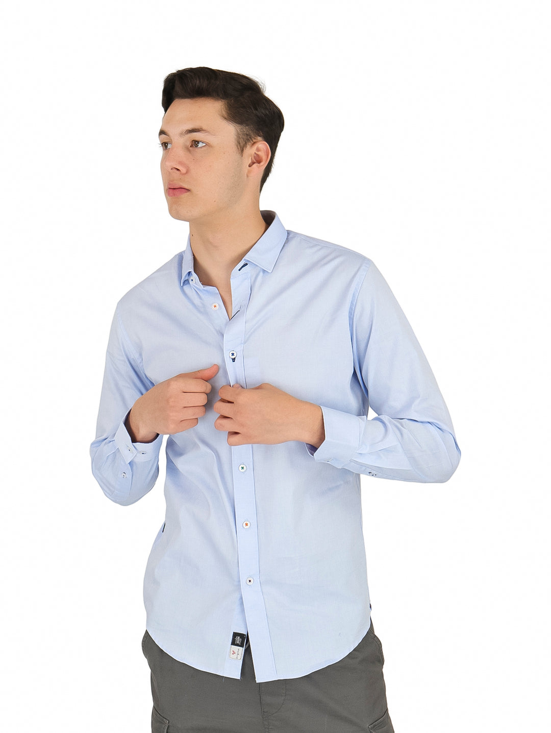 Hombre vistiendo una camisa de manga larga color azul cielo.