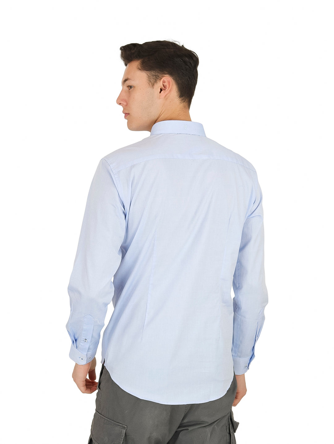 Hombre vistiendo una camisa de manga larga color azul cielo.