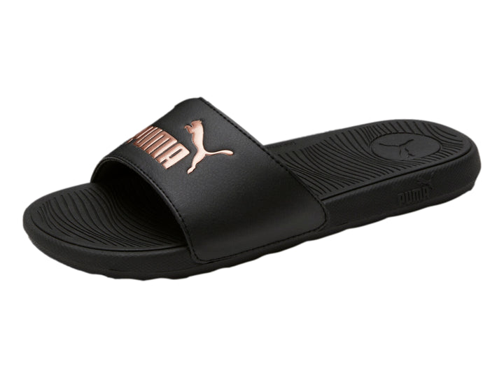 Sandalia deslizante PUMA de color negro con logotipo en tono oro rosa.