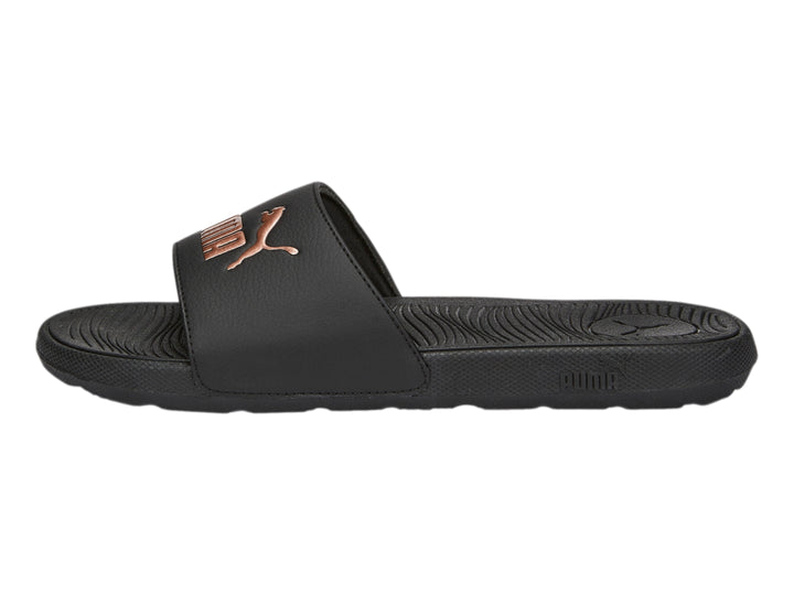 Sandalia deslizante PUMA de color negro con logotipo en tono oro rosa.