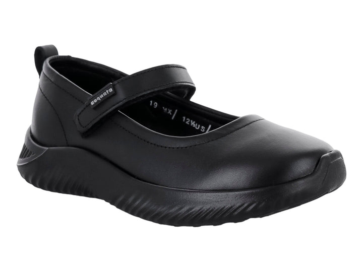 Zapato infantil de piel color negro con correa ajustable y suela gruesa.