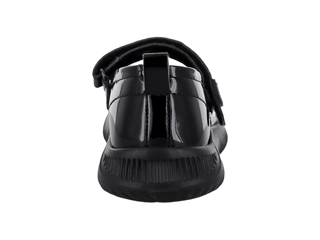 Zapato negro de charol para niña con correa y suela gruesa.
