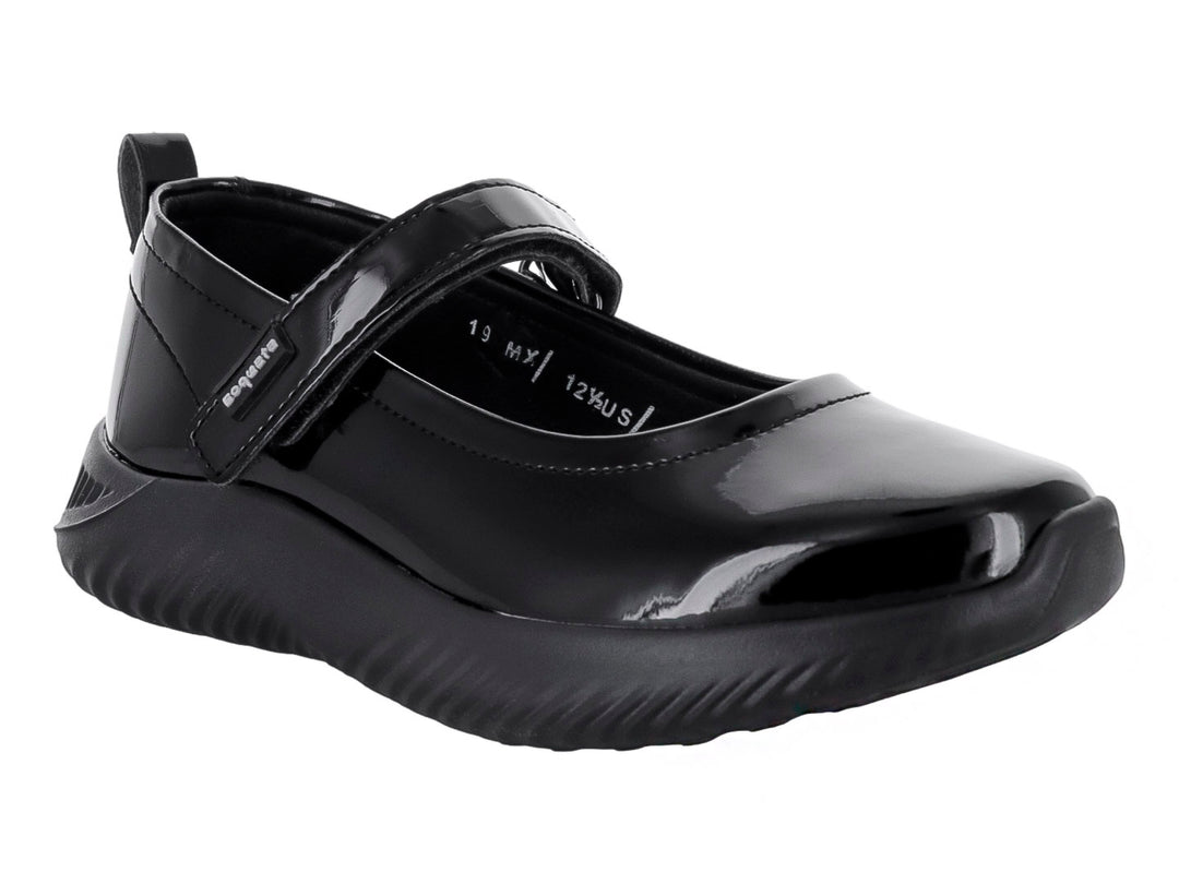 Zapato infantil de charol negro con correa ajustable y suela negra, estilo clásico.