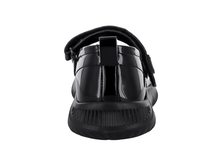 Zapato infantil de charol negro con correa ajustable y suela negra, estilo clásico.