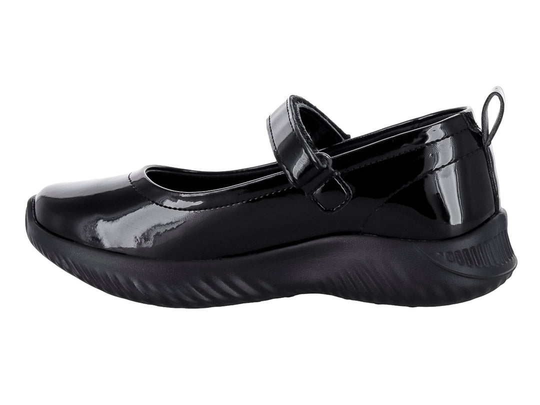 Zapato infantil de charol negro con correa ajustable y suela negra, estilo clásico.