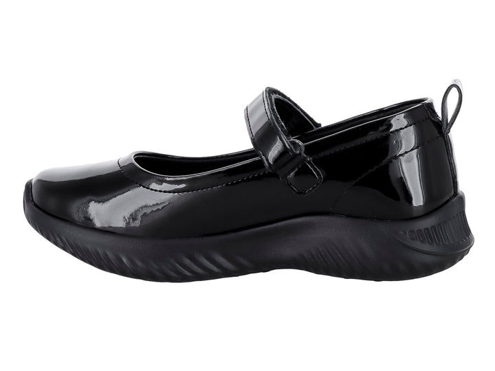 Zapato infantil de charol negro con correa ajustable y suela negra, estilo clásico.