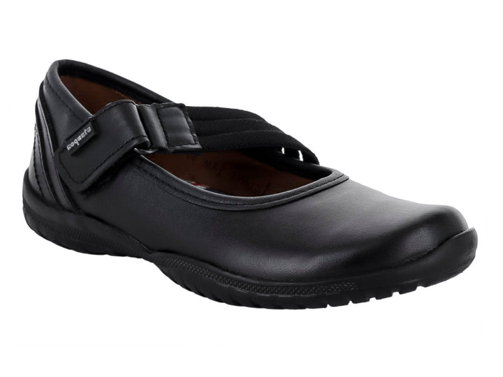 Zapato infantil de piel color negro con correa ajustable y suela plana.