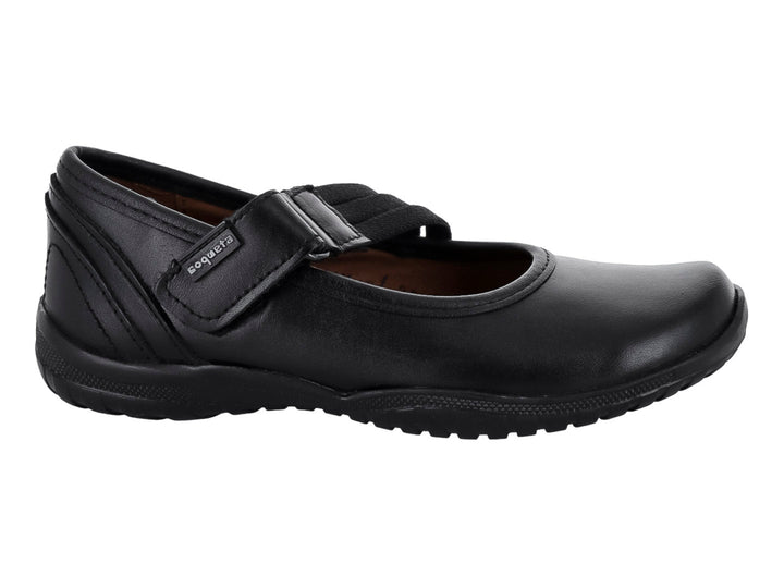 Zapato infantil de piel color negro con correa ajustable y suela plana.