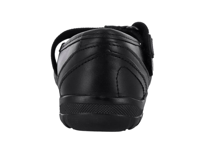 Zapato infantil de piel color negro con correa ajustable y suela plana.