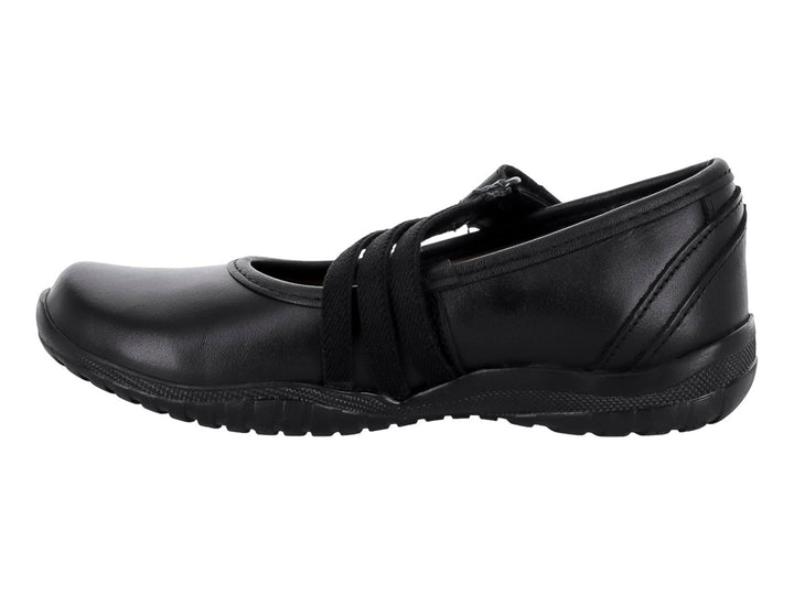 Zapato infantil de piel color negro con correa ajustable y suela plana.