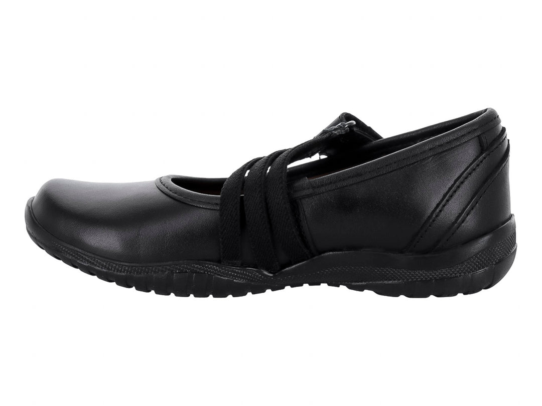 Zapato infantil de piel color negro con correa ajustable.