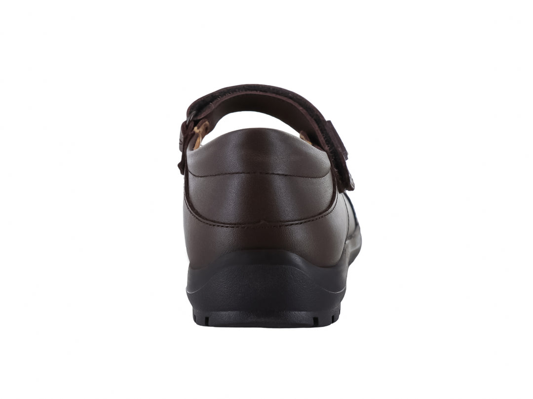 Zapato infantil Coqueta de piel color café con correa de ajuste y punta reforzada sobre fondo blanco.