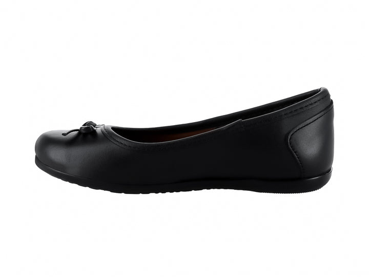 Zapato plano tipo ballerina para niña en color negro con un pequeño moño decorativo al frente.