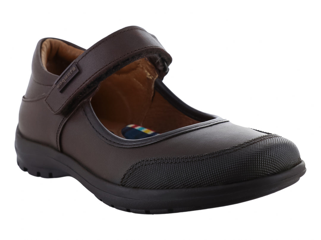 Zapato infantil color café de piel con correa de velcro y suela negra.