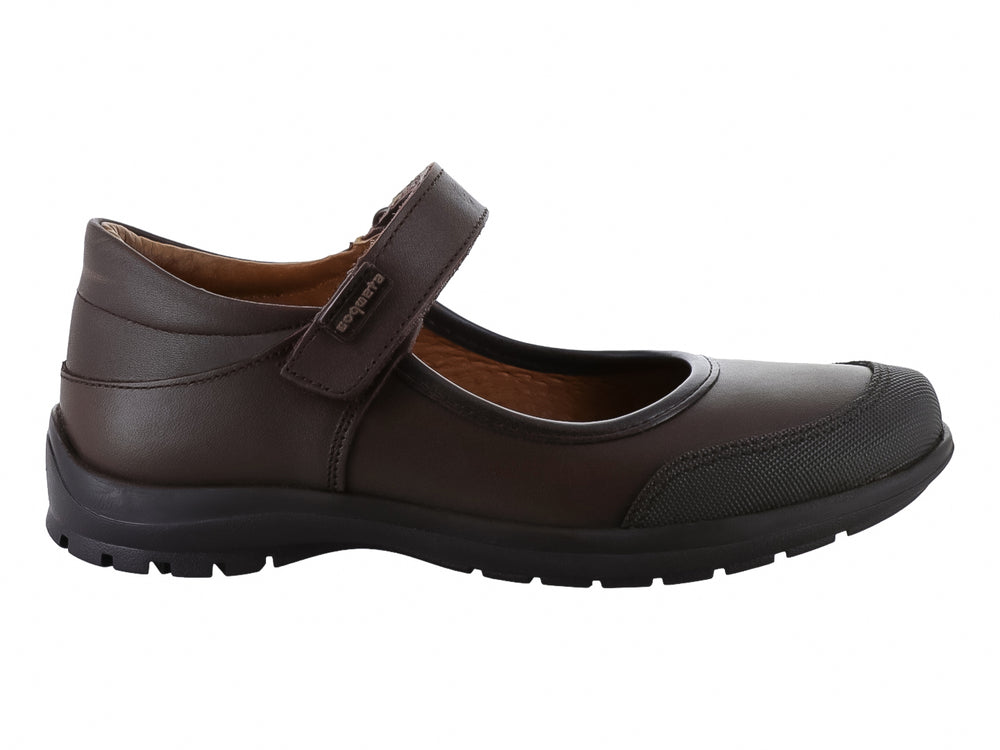 Zapato infantil color café de piel con correa de velcro y suela negra.