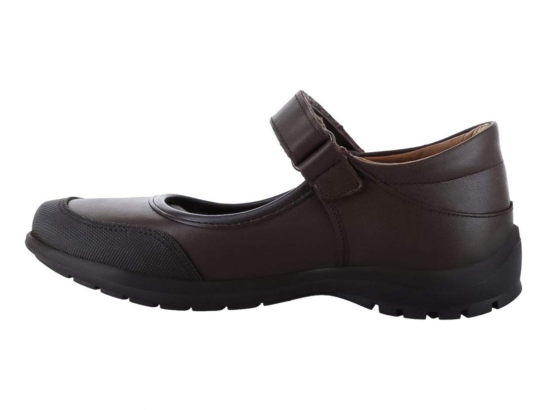 Zapato infantil color café de piel con correa de velcro y suela negra.
