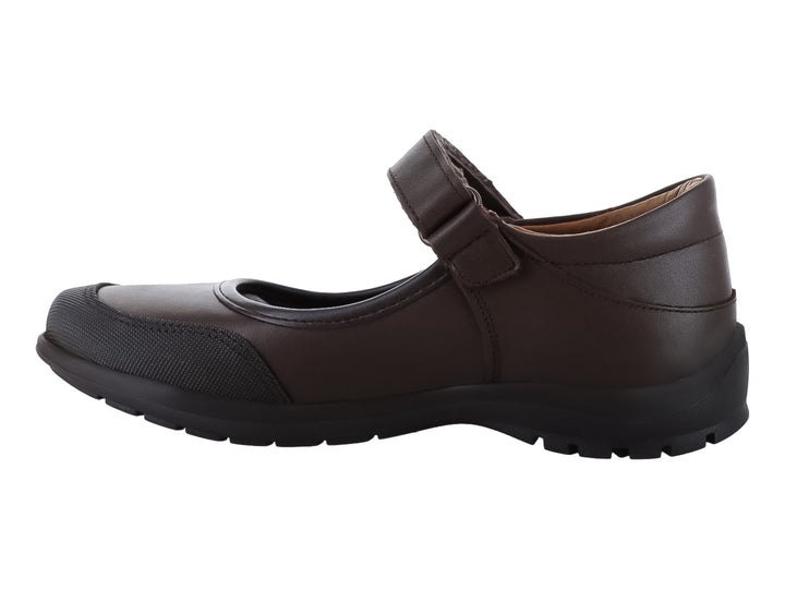 Zapato infantil color café de piel con correa de velcro y suela negra.