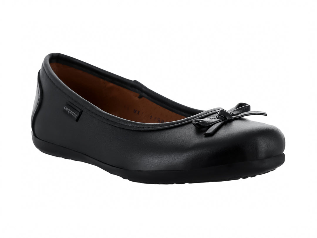 Zapato tipo baleta para niña en piel color negro con detalle de moño decorativo en la parte frontal.