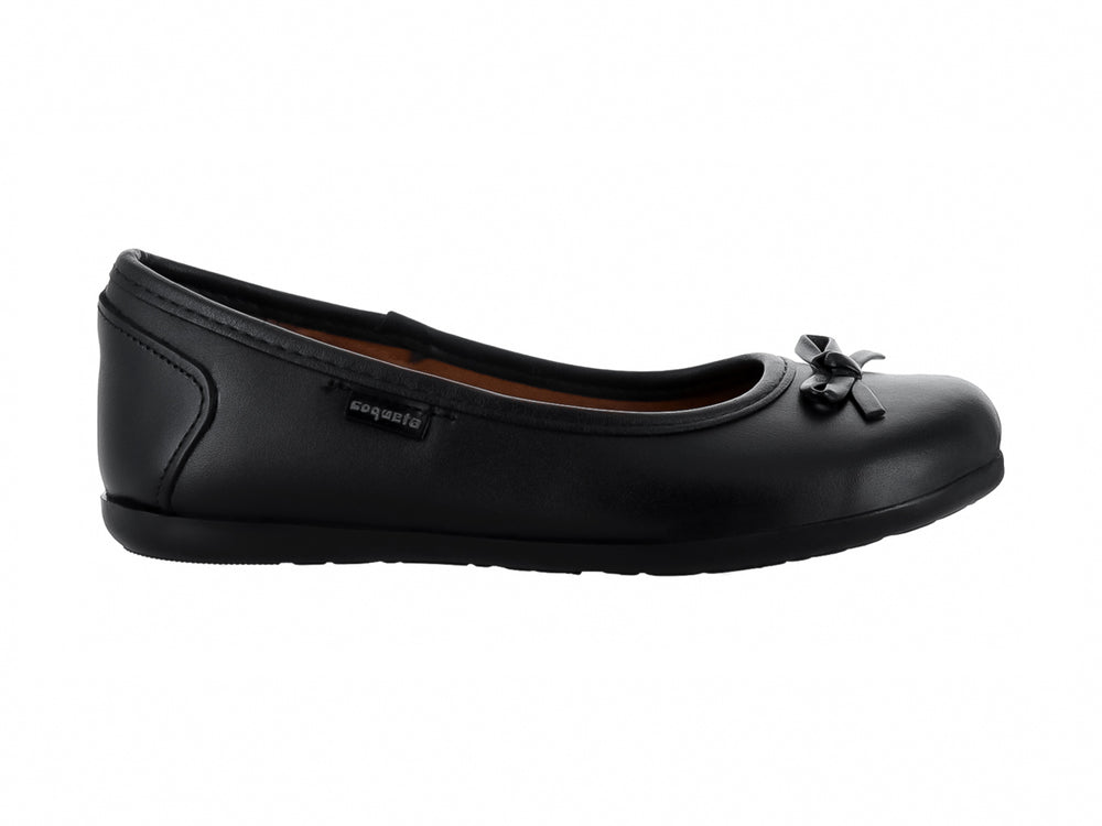 Zapato tipo baleta para niña en piel color negro con detalle de moño decorativo en la parte frontal.